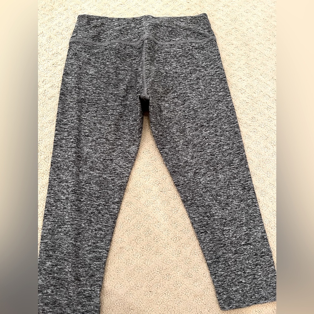 BEYOND YOGA GREY PATTERN LEGGINGS